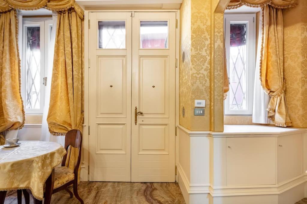Ferienwohnung Ground Floor Luxe Historic Studio City Centre Bologna Exterior foto
